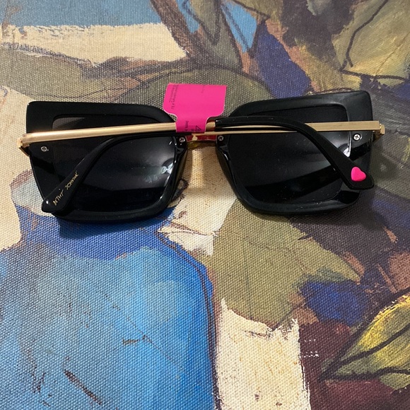 Betsey Johnson Sunglasses ?2 In Stock?